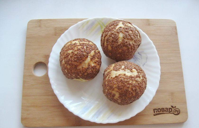 1. Этап. Профитроли с кракелюром: Выпекайте профитроли с кракелюром в духовке, заранее разогретой. Первые 15 минут при температуре 200 градусов, затем её убавьте до 175 градусов и пеките еще 15-20 минут до готовности профитролей.