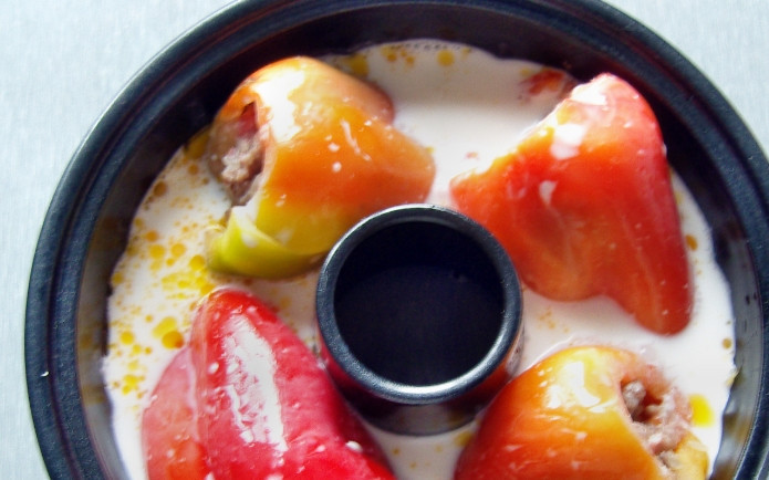 1. Этап. Фаршированные перцы с фаршем: 3. На дно глубокой формы для запекания выкладываем кусочек сливочного масла, чтобы смазать поверхность, а затем перцы. К сметане добавим столько же воды и этим 