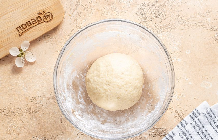 1. Этап. Печенье Mинутка без маргарина: Скатайте его в шар.