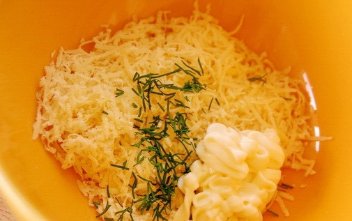 1. Этап. Тарталетки с копченой рыбой: 2. Натираем сыр на средней терке (я использую твердые сорта, но мягкие по типу плавленного или Маскарпоне также хорошо подходят), добавляем нарезанную зелень и майонез.