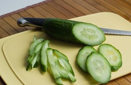 1. Этап. Салат из кальмаров вкусный: 5. Нарежьте свежий огурчик.