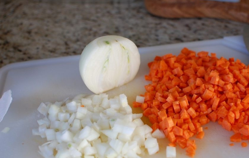 1. Этап. Минестроне (суп из овощей): 1. Очистите морковь и лук, нарежьте овощи мелким кубиком.