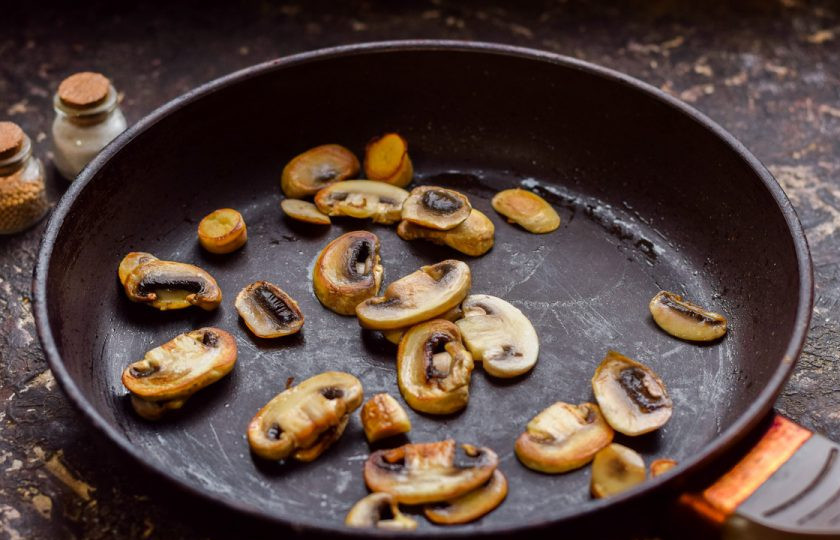 1. Этап. Пицца с грибами на сковороде: Шампиньоны ополосните и просушите. Нарежьте грибы тонкими пластинами. Поджарьте грибы несколько минут, с каплей растительного масла.