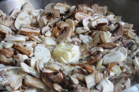 1. Этап. Курица Маренго: 4. Добавьте нарезанные грибочки, немного сливочного масла и продолжайте жарить.