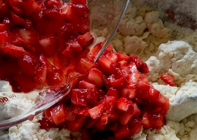 1. Этап. Печенье с клубникой: 3. Добавьте в тесто клубнику со всеми образовавшимися соками.