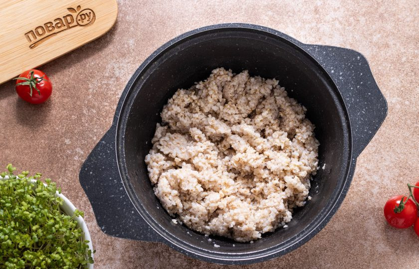 1. Этап. Котлеты из ячневой каши: Ячневую крупу промойте несколько раз в воде, затем откиньте на сито, чтобы стекла лишняя жидкость. Переложите в кастрюлю, залейте чистой водой. Пропорция ячневой крупы с водой 1:2.5. Доведите до кипения, немного подсолите и варите до готовности на небольшом огне. После полностью остудите кашу.