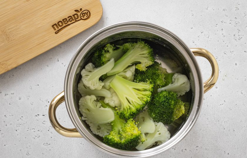 1. Этап. Запеканка из брокколи и цветной капусты: Отварите брокколи и цветную капусту в кипящей подсоленной воде 3 минуты. Слейте воду и откиньте овощи на сито.