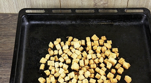 1. Этап. Простой рецепт Цезаря с курицей: Подсушите крутоны 25 минут в духовке при 150 градусах. Готовые изделия остудите.