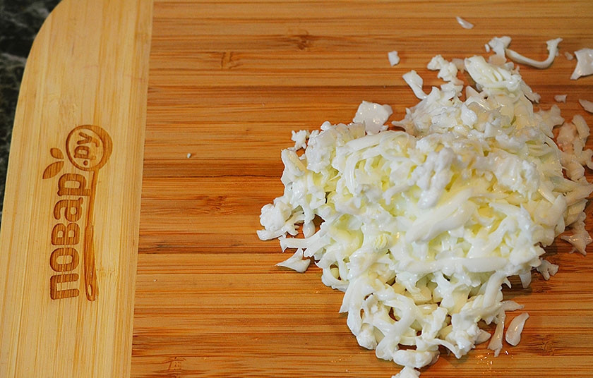 1. Этап. Салат Мимоза на 8 Марта: 2. Яйца отварите и отделите белки и желтки. Белки натрите на терке.