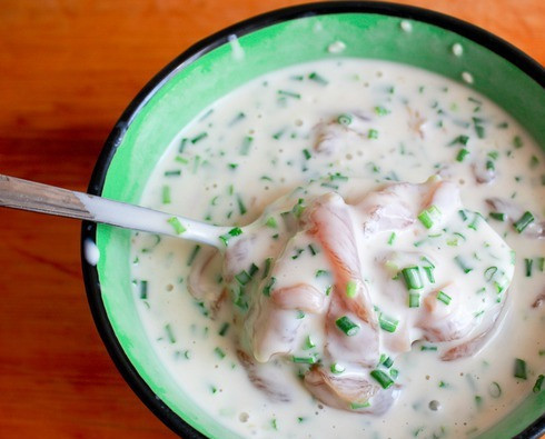 1. Этап. Блинчики по-корейски: Выливаем тесто к курице с луком и хорошо перемешиваем.