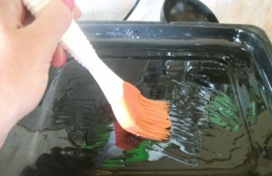 1. Этап. Кабачки по-венски: 6. Разогреть духовку до 200 градусов. Налить на противень растительное масло и хорошо смазать кисточкой.