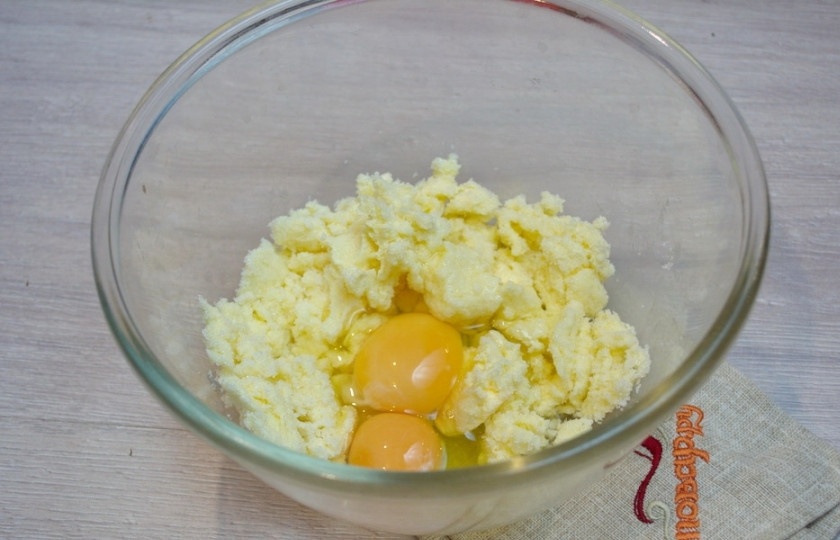 1. Этап. Венские вафли: Добавьте 3 яйца и снова все взбейте.