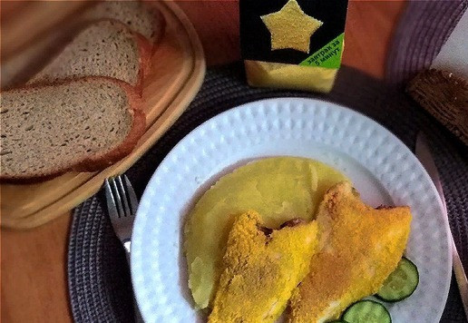 1. Этап. Жареная камбала в хрустящей панировке: Подаём горячую. Я подам к камбале в качестве гарнира картофельное пюре со сливочным маслом и дополню блюдо свежим огурцом.