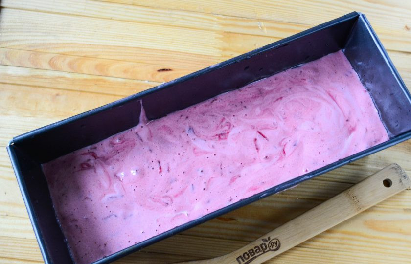 1. Этап. Свекольный кекс: Готовое тесто переложите в прямоугольную или круглую форму для кекса. Форму можно не смазывать, ведь в самом тесте очень много масла. Размеры моей формы — 35х10 см. Кекс получился не слишком высоким, так что смело можно взять форму поменьше, но обратите внимание: в слишком маленькой форме тесто 