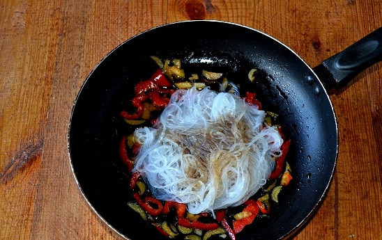 1. Этап. Салат с фунчозой и баклажанами: Влейте соевый соус.