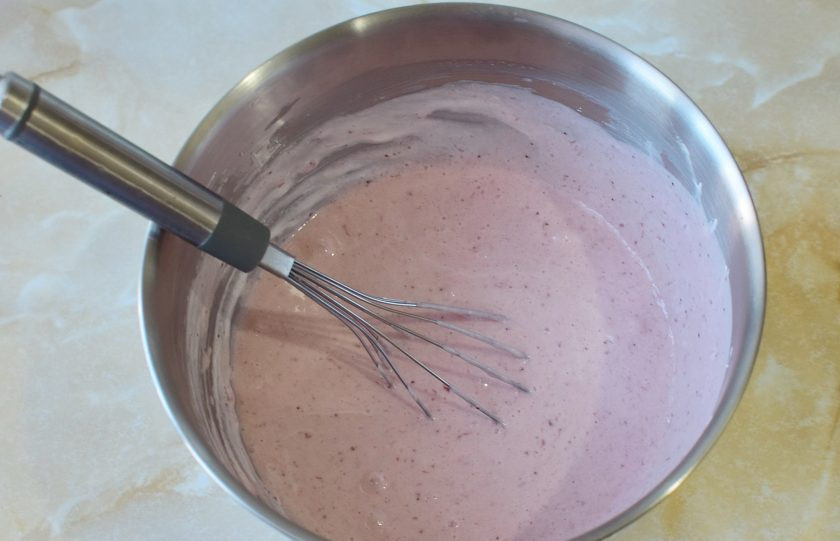 1. Этап. Малиновый муссовый торт: Затем все объедините. Смешивайте вручную, с помощью венчика, чтобы мусс не стал очень жидкий, а оставался воздушный.