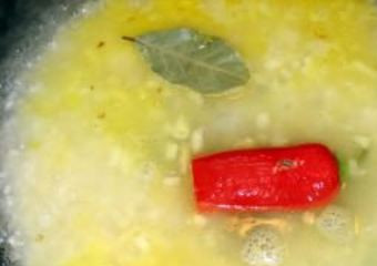 1. Этап. Паэлья с мидиями: Теперь начнем добавлять жидкость. Многие любят готовить паэлью с куриным бульоном. Я считаю, что он перебивает нежный вкус мидий. Добавляем сухое белое вино и воду, лавровый листочек, маленький стручок перца «чили». С «чили» главное не переборщить. Затем доводим смесь до кипения, накрываем крышкой и оставляем рис «томиться» в воде. Обратите внимание! Рис нельзя оставлять без жидкости. Как только она полностью впиталась, добавляем еще. На 200 грамм риса нужно примерно три стакана воды. Когда рис почти готов убираем перец, лаврушку, солим и перчим по вкусу.