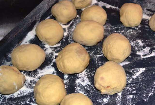 1. Этап. Баурсаки с начинкой: И защипните края теста. Оставьте баурсаки на 20 минут еще немного подняться, затем обжарьте во фритюре до золотистого цвета. Дайте стечь лишнему маслу, выложив пончики на бумажное полотенце.