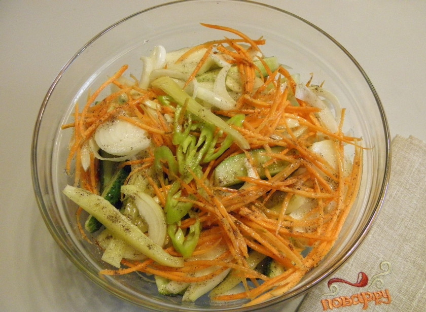 1. Этап. Пикантные огурчики на зиму: Сложите все ингредиенты: огурцы, морковь, оба вида перца, лук, чеснок, масло подсолнечное, уксус, соль, сахар, щепотку перца черного молотого для аромата. Перемешайте хорошо и накройте крышкой. Оставьте стекать соком на 2-3 часа минимум.