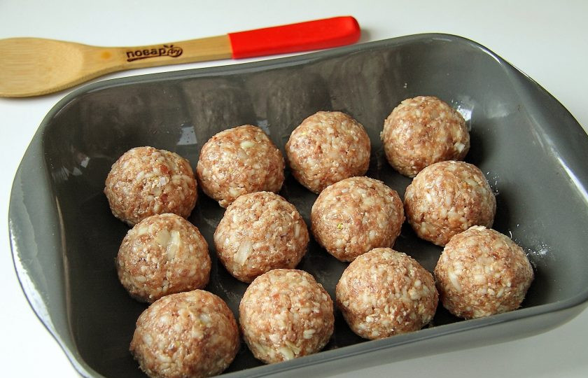 1. Этап. Тефтели в томатно-сливочном соусе: Сформируйте из фарша руками тефтели и выложите их в смазанную маслом форму для запекания. По желанию тефтели можно предварительно обжарить, но я делаю без обжарки.