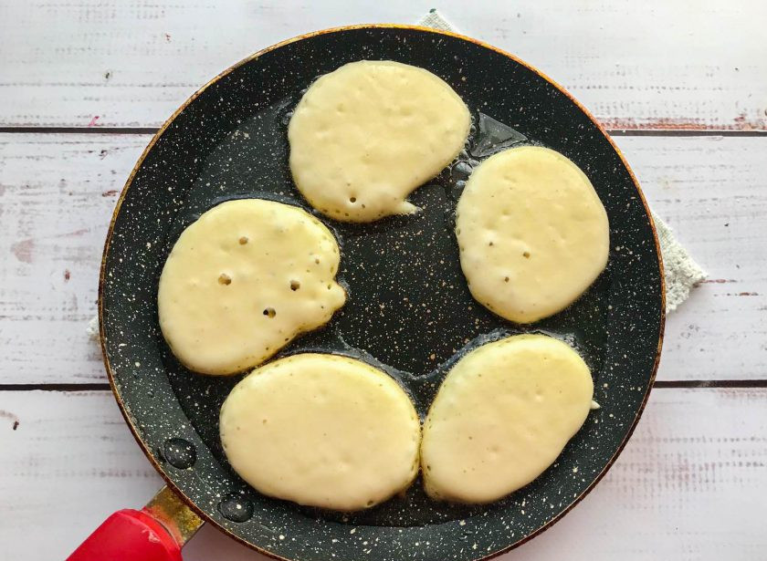 1. Этап. Оладьи на кефире и сметане: На хорошо разогретую сковороду с растительным маслом ложкой выложите оладьи и обжаривайте в течение 2 минут с каждой стороны.