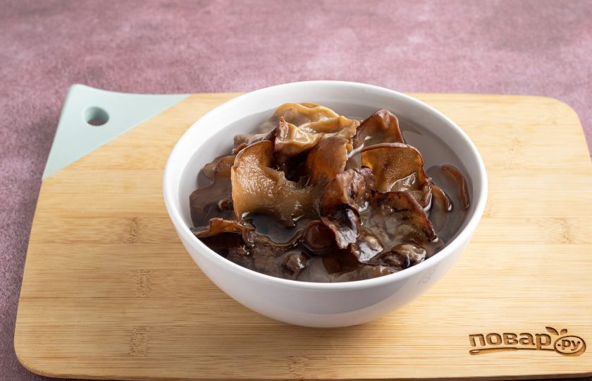 1. Этап. Древесные грибы по-корейски: Замочите древесные грибы в горячей воде на 1 час.