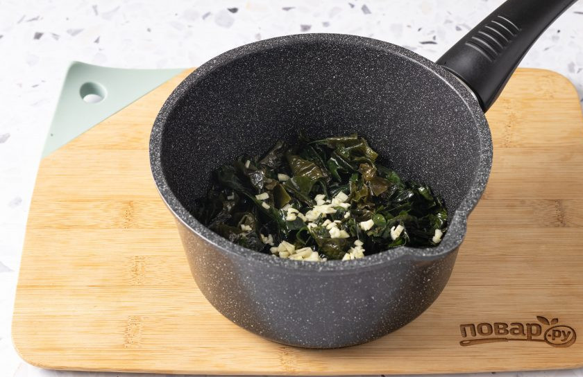1. Этап. Суп из сушеной морской капусты: Добавьте измельченный чеснок и жарьте все вместе еще 1-2 минуты до раскрытия аромата чеснока.
