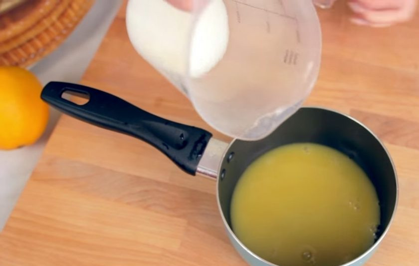 1. Этап. Штурмовик со взбитыми сливками: 3. Приготовьте пропитку для коржей: апельсиновый сок смешайте с сахаром и цедрой апельсина. Уварите пропитку примерно в два раза на маленьком огне. Пропитайте все коржи.