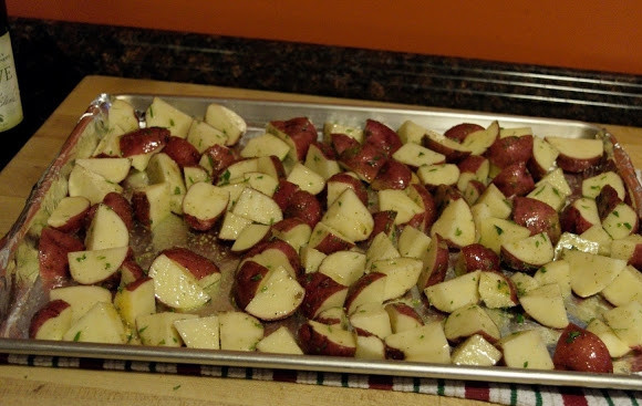 1. Этап. Запеченный картофель с чесноком и розмарином: 5. Теперь картофель можно выложить на противень и отправить в разогретую до 190 градусов духовку. Запекайте минут 15, после аккуратно перемешайте и оставьте в духовке еще минут на 15.