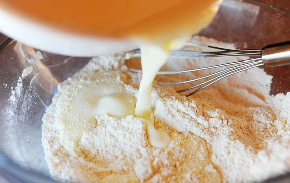 1. Этап. Кукурузные кексики с черникой: 3. Объедините яичную и сухую смесь.