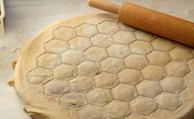 1. Этап. Пельмени из говядины: Форму прокатайте каталкой и выложите пельмешки на подносик посыпанной мукой.