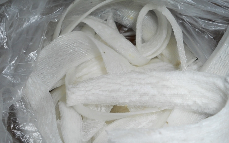 1. Этап. Салат из дайкона на зиму: Дайкон очистите и нарежьте тонкой соломкой.