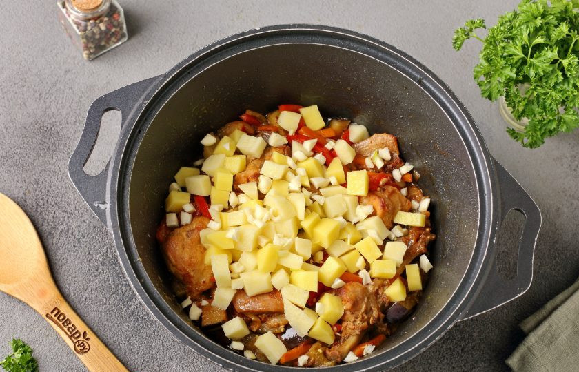 1. Этап. Лагман из кролика: В конце добавьте нарезанные небольшими кубиками картофель и чеснок.