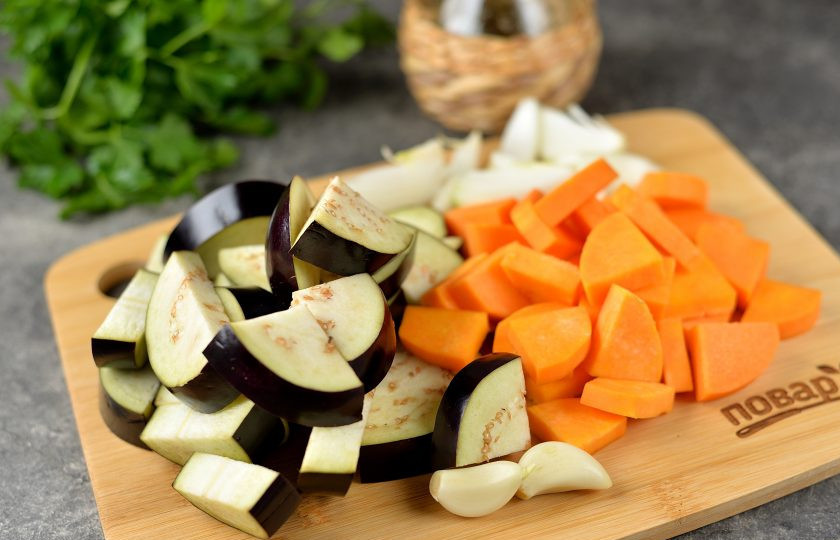 1. Этап. Баклажаны с тыквой в духовке: Тыкву почистите от кожуры, нарежьте ее и баклажан небольшими ломтиками, также измельчите лук и чеснок.