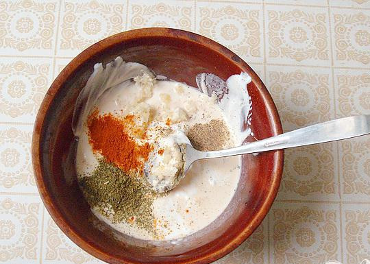 1. Этап. Курица в сметанно-сырном соусе: 2. Добавляем в сметану хмели-сунели, красного сладкого перца, давленого чеснока и черного перца. Если данное блюдо готовится для взрослых, то сметану можно смешивать с белым вином или пивом, если же оно готовится для детей, то добавляем воду.