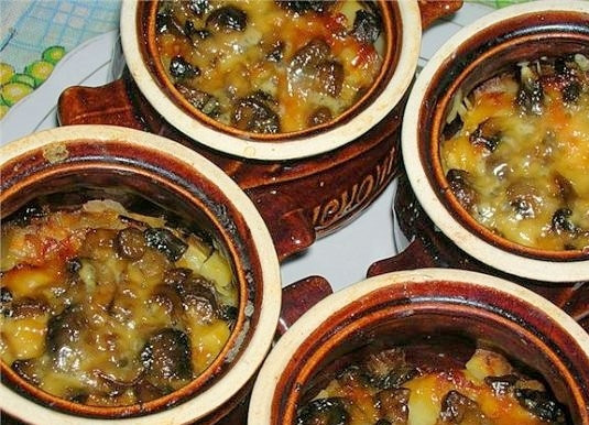 1. Этап. Курица с шампиньонами в горшочке: По истечению этого времени горшочки достать и посыпать их содержимое тертым сыром. опять отправить в духовку - на этот раз при 200С - на 15 минут, пока не образуется аппетитная сырная корочка. Подавать блюдо горячим.