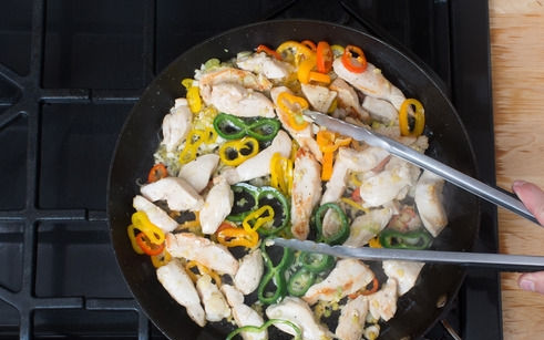 1. Этап. Куриная грудка с баклажанами и перцем: 3. Добавьте на сковороду еще масла, выложите курочку. Подсолите немного и обжарьте минут 5-7, помешивая. Добавьте перец, чеснок и имбирь. Выложите чили, если используете его в рецепте приготовления куриной грудки с баклажанами и перцем. Продолжайте обжаривать до мягкости.