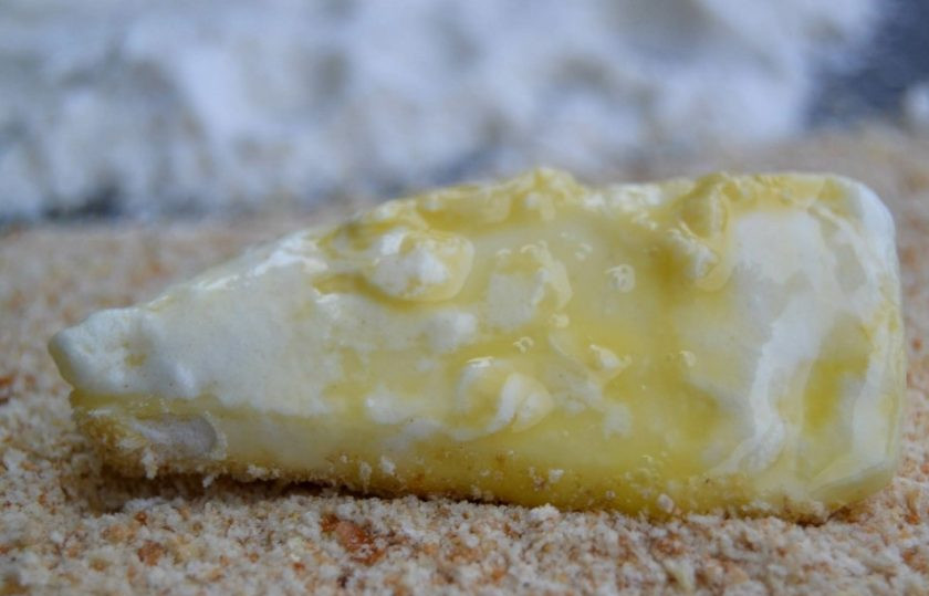 1. Этап. Жареная моцарелла: 7. В последнюю очередь выложите сыр в панировочные сухари.