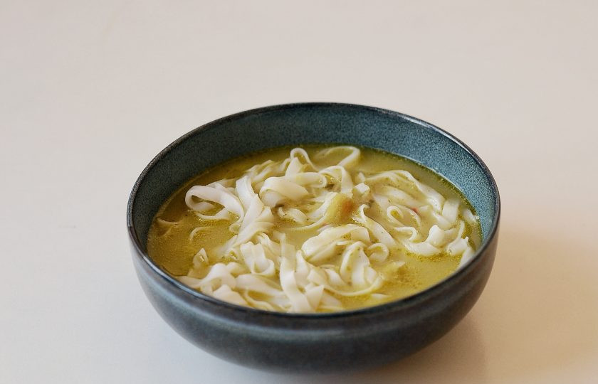 1. Этап. Азиатский суп с тыквой и брокколи: Выложите в миску лапшу, залейте супом.