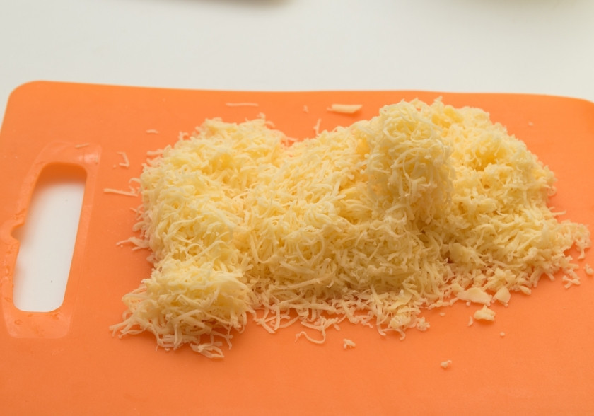 1. Этап. Мусака классическая: Натрите сыр на мелкой терке.
