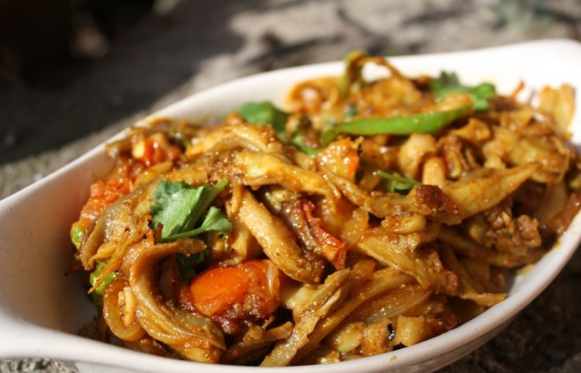 1. Этап. Жареные вешенки с луком: 5. Выключите огонь и переложите грибы в тарелку, подавайте их сразу или немного остудите.