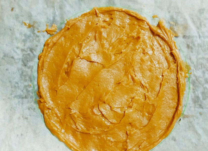 1. Этап. Торт Карамельная девочка: На пергаментном листе нарисуйте круг. Я обычно кладу тарелку нужного размера и обвожу. Выложите тесто слоем примерно в 0,5 см.