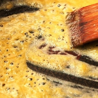 1. Этап. Лохикейто: В сковороде разогреваем сливочное масло, кладем туда столовую ложку муки и немного бульона. Поджариваем, быстро перемешивая, чтобы не было комков.