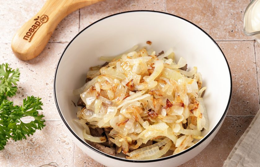 1. Этап. Салат из свиной печени с луком: Добавьте обжаренный лук.