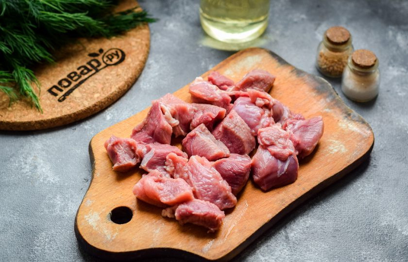 1. Этап. Свинина в духовке с майонезом: Свинину ополосните и просушите, нарежьте мясо средними по размеру кусочками.