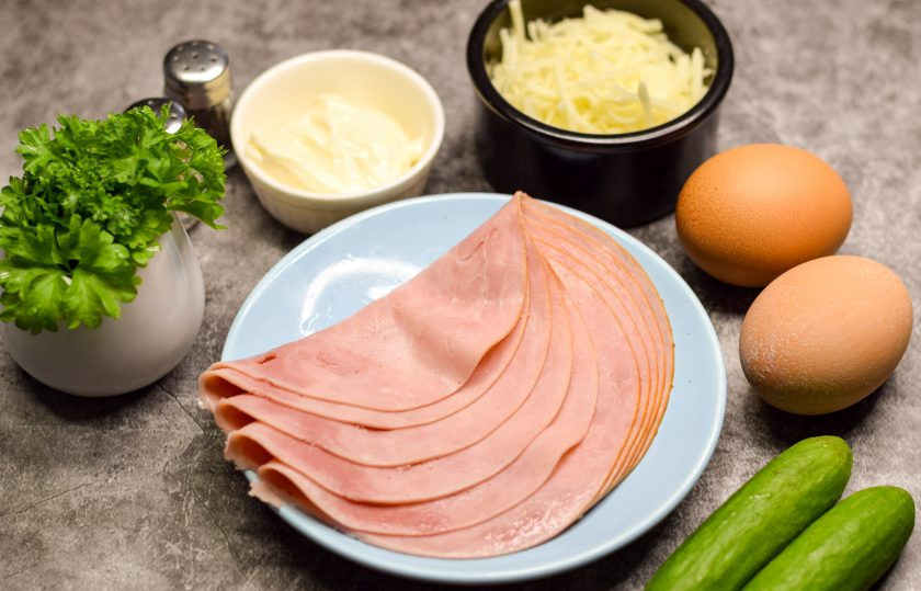 1. Этап. Салат Фантазия с яйцами и сыром: Подготовьте все ингредиенты.