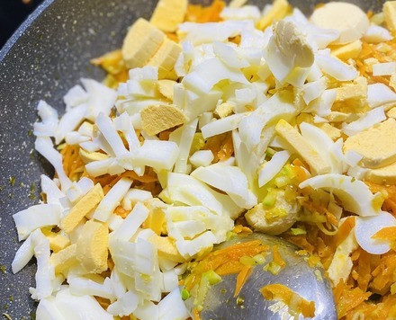 1. Этап. Рулет из фарша индейки с овощами и яйцами: Добавить нарезанных 2 вареных яйца, перемешать