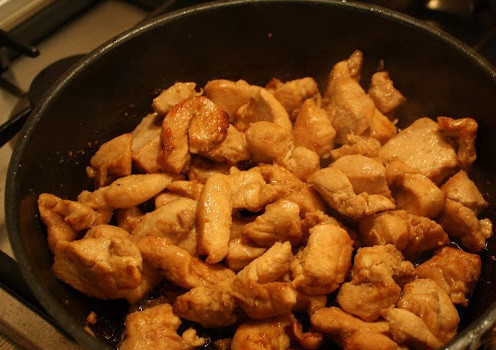 1. Этап. Омлет с куриным филе: 5. Обжарить на среднем огне филе до готовности. При необходимости его можно остудить и отправить в холодильник. Такую заготовку можно использовать для омлета пару дней.