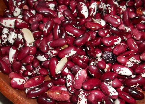 1. Этап. Красная фасоль Лобио: Фасоль перед приготовлением лучше замочить минимум часа на два. Затем воду сливаем, перекладываем фасоль в кастрюлю и заливаем примерно 1.5 литра воды, варим на среднем огне до мягкости. Когда фасоль будет почти готова, добавим 2/3 чайной ложки соли и лавровые листья.