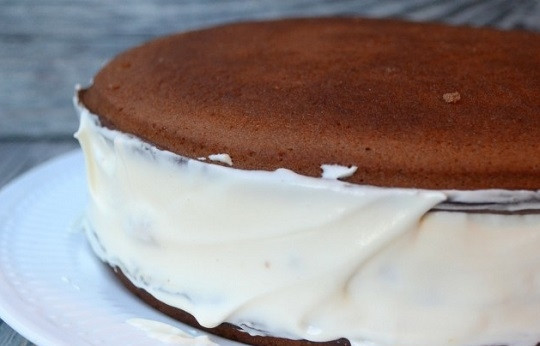 1. Этап. Торт Сникерс с крекером: 12. И остатками крема промажьте края. Приготовьте глазурь, растопив шоколад и сливки.